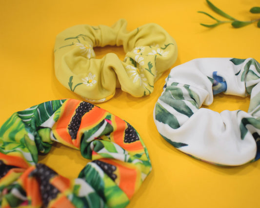Scrunchies com padrões de fruta, flores e colibri