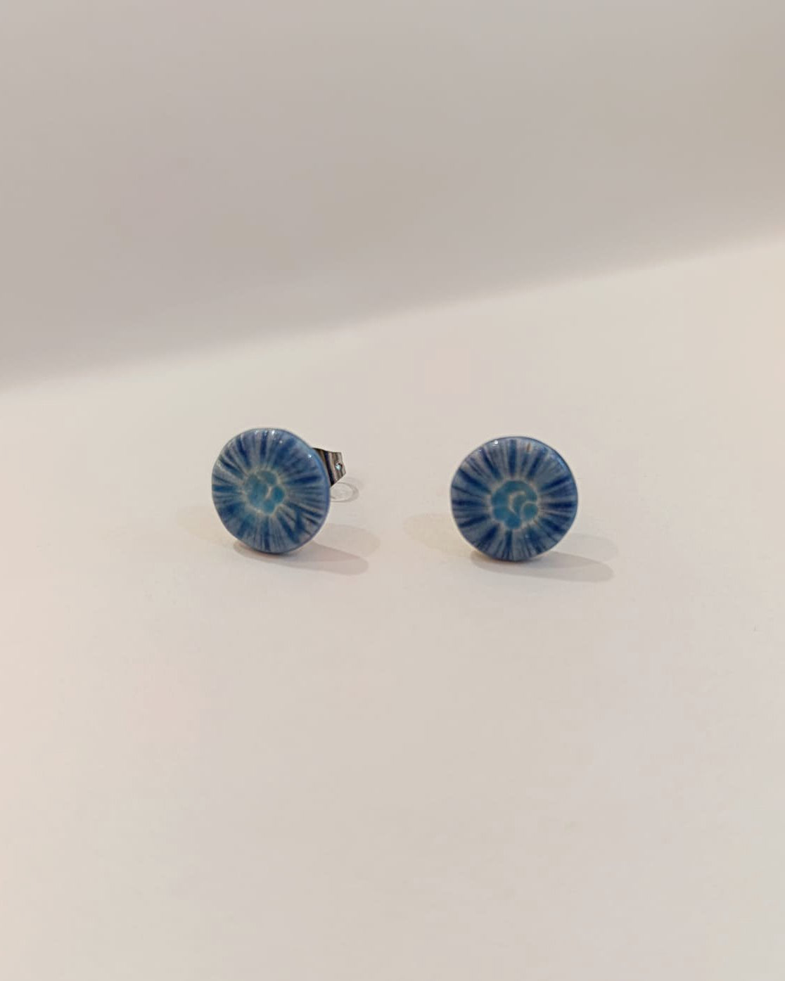 Brincos Stud - Flor do Mar Azul