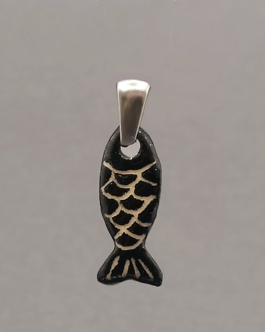 Pendente Peixe Preto com Escamas em cerâmica artesanal pintada à mão. Ideal para colares, joia única que combina design simples e autêntico.