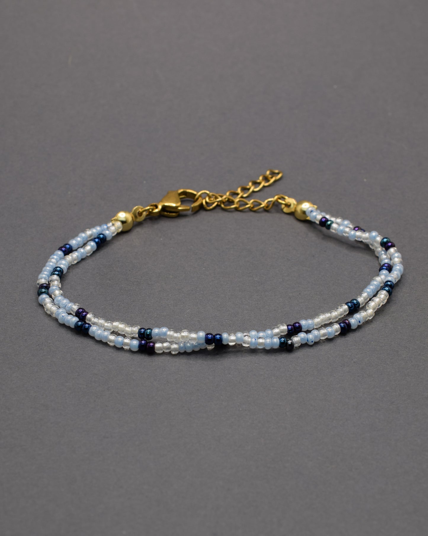 Pulseira dupla de missangas azul claro com padrão azul escuro metalizado. Elegante, moderna e perfeita para qualquer ocasião.