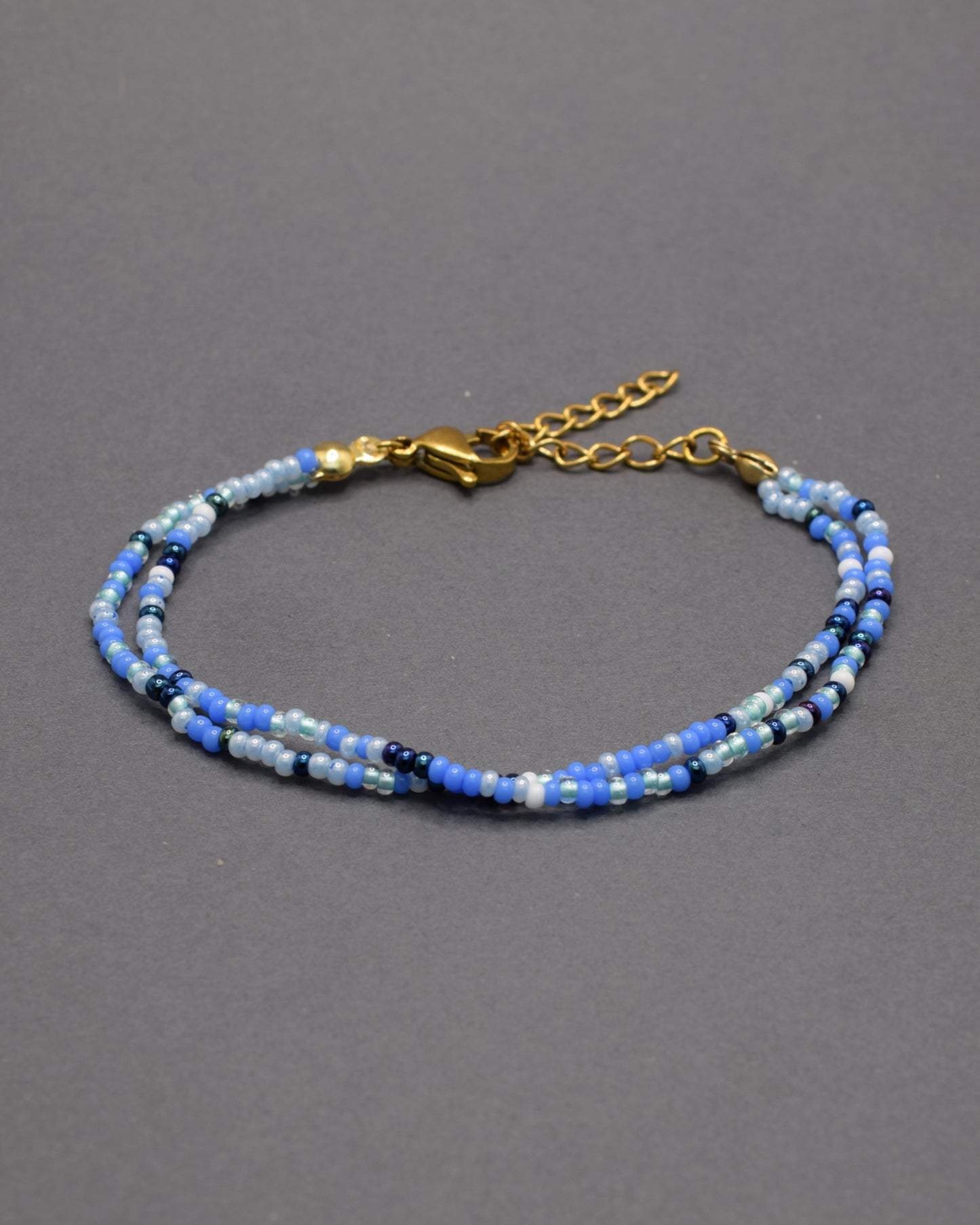 Pulseira dupla de missangas em mix azul. Versátil e vibrante, mistura tons de azul que refletem calma, estilo e um toque de frescura.