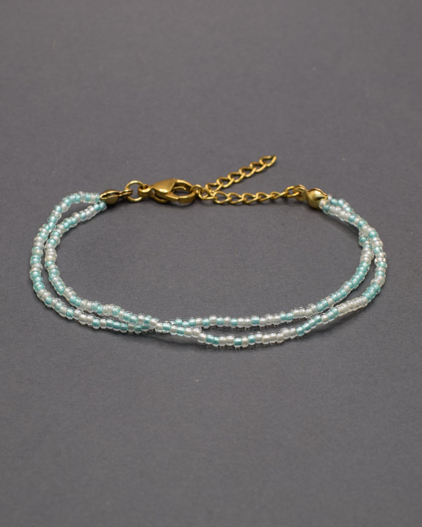 Pulseira dupla de missangas mix turquesa semitransparente. Delicada e leve, ideal para um look minimalista. Feita à mão com fio resistente.