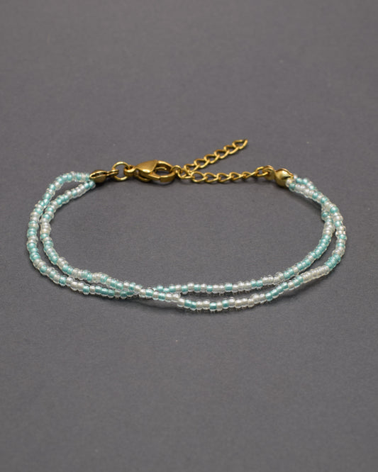 Pulseira dupla de missangas mix turquesa semitransparente. Delicada e leve, ideal para um look minimalista. Feita à mão com fio resistente.