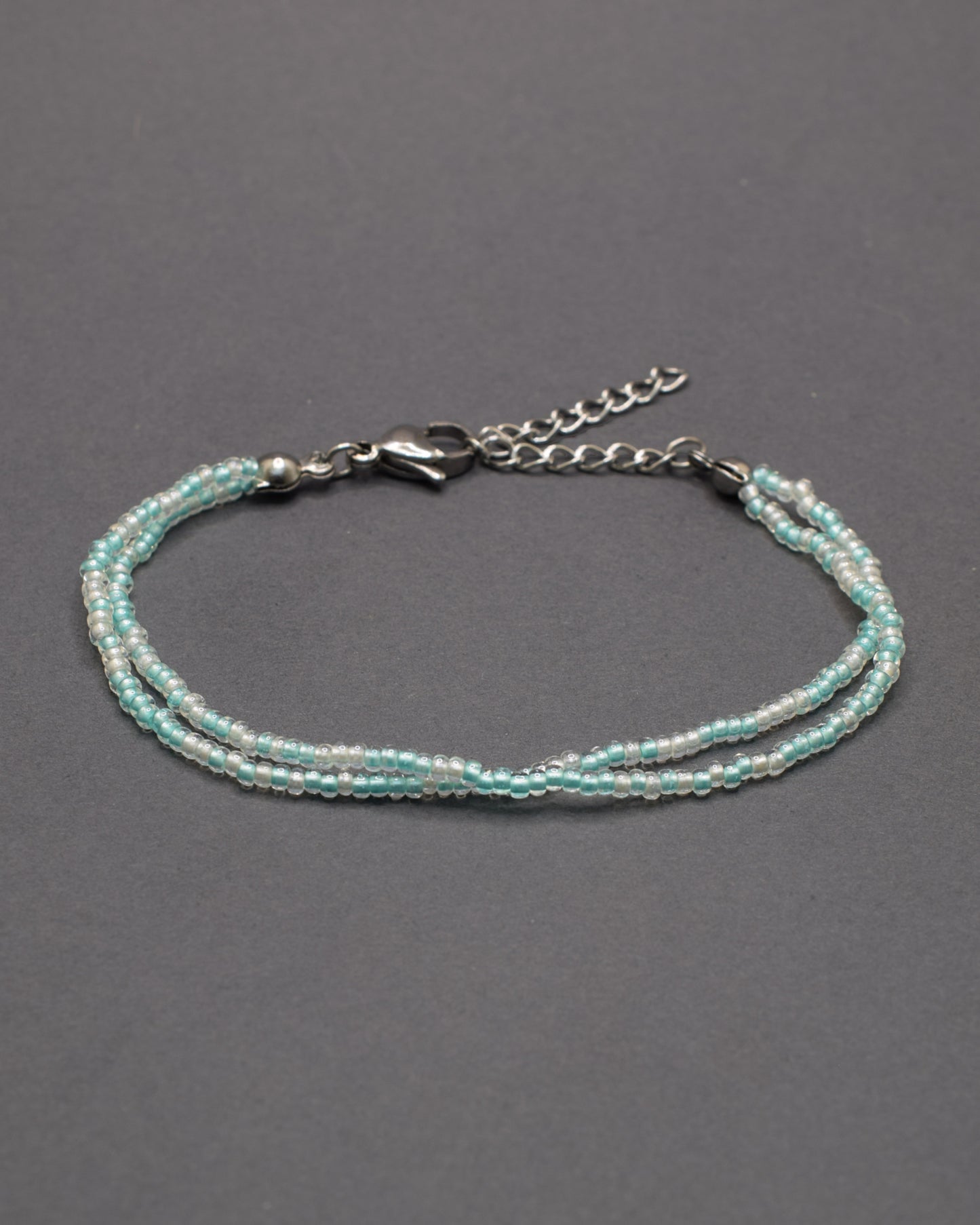Pulseira dupla de missangas mix turquesa semitransparente. Delicada e leve, ideal para um look minimalista. Feita à mão com fio resistente.
