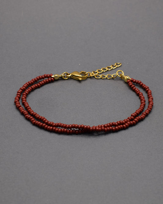 Pulseira Dupla de Missangas Bordô, com design sofisticado e elegante. Perfeita para complementar o seu look com estilo.