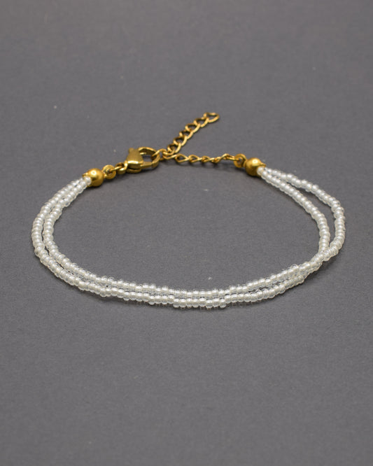 Pulseira Dupla de Missangas Brancas Semitransparentes, com design delicado e elegante. Ideal para adicionar suavidade ao seu look.