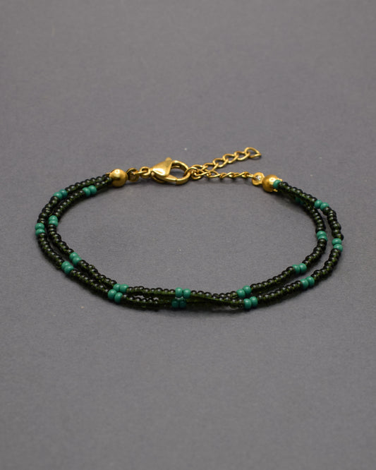 Pulseira dupla de missangas verde escuro semitransparentes em padrão elegante. Um acessório delicado e perfeito para complementar looks.