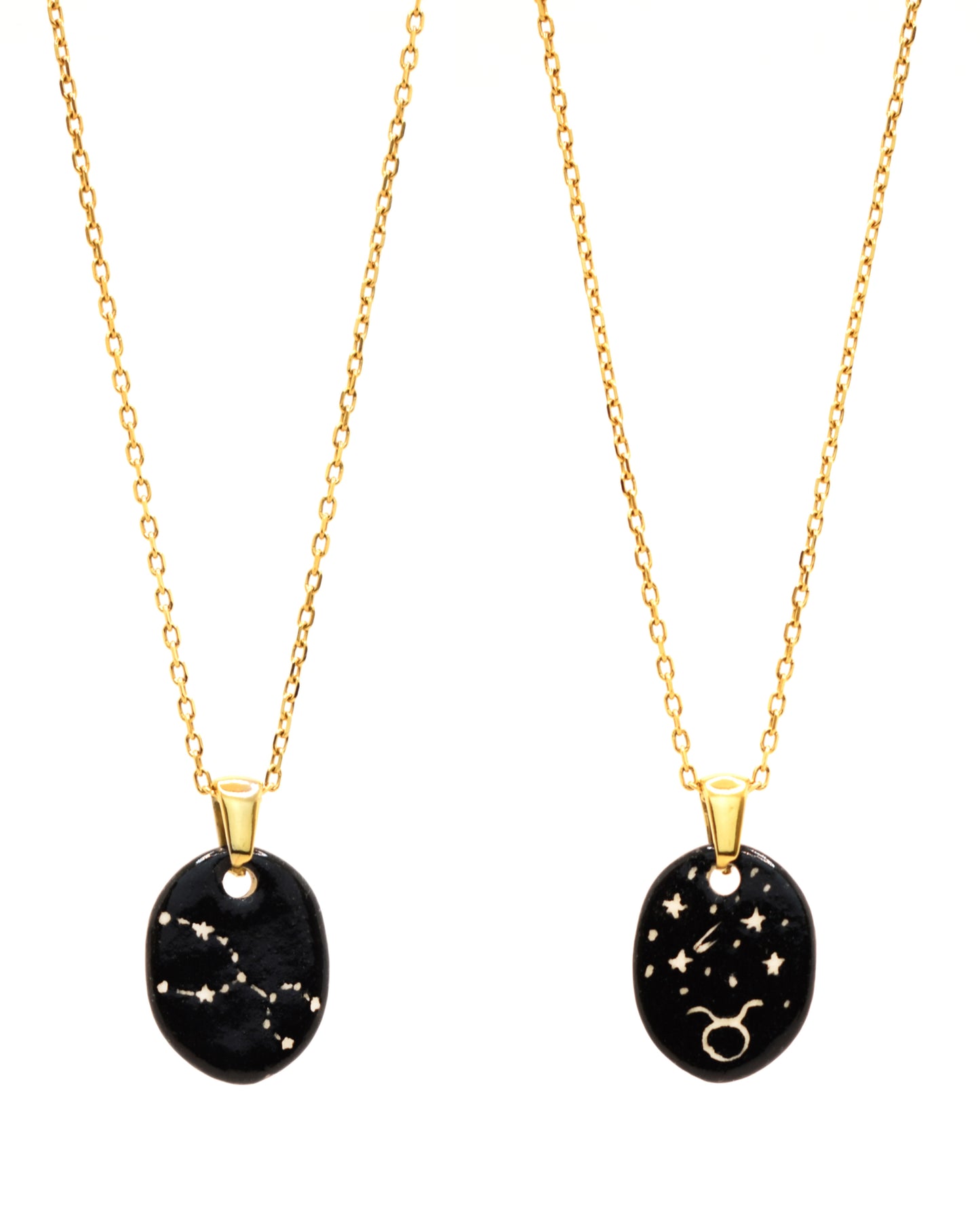 Colar sofisticado em aço dourado com pendente dupla-face esculpido em cerâmica, representando a constelação Touro.