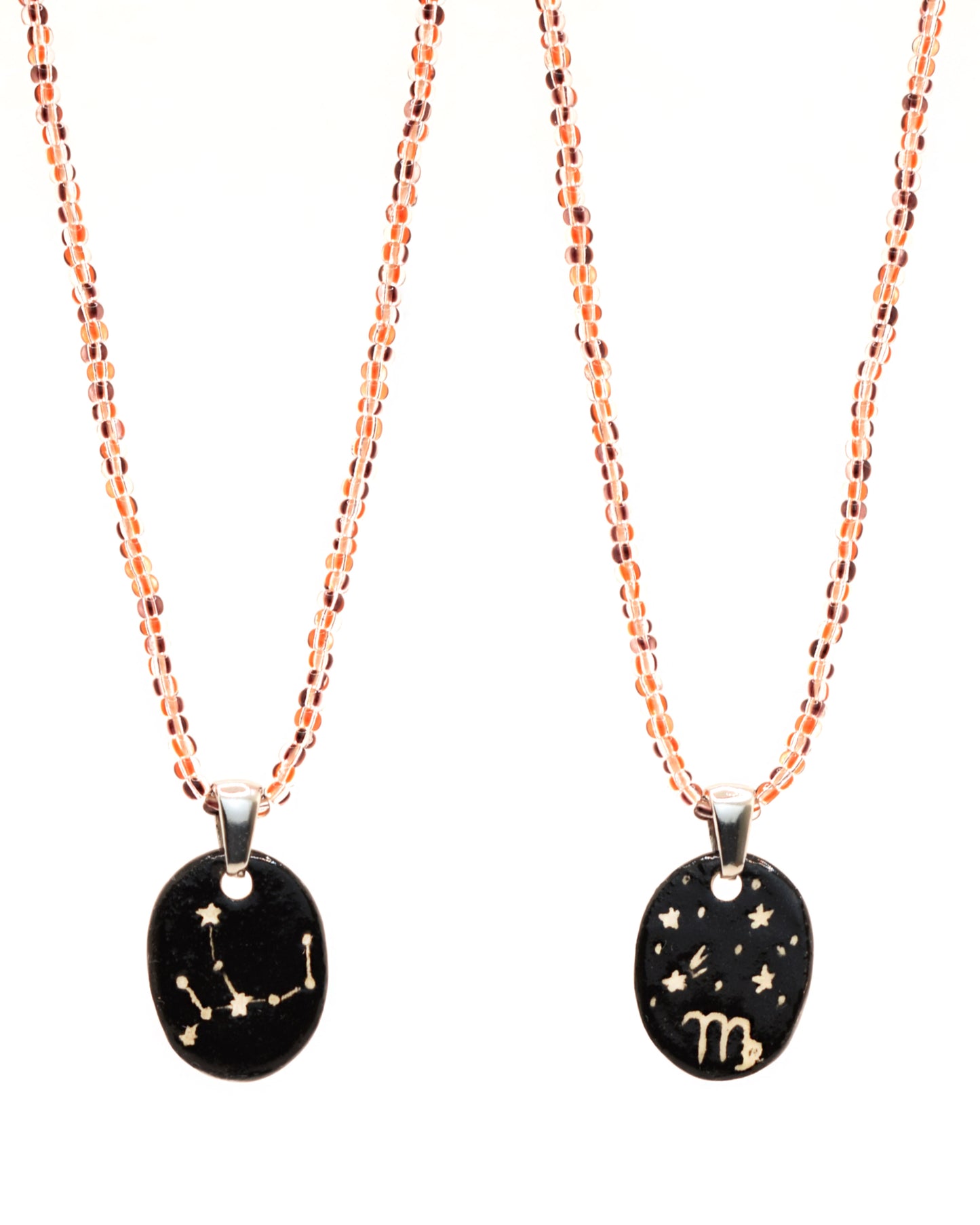 Colar elegante com pendente dupla-face esculpido em cerâmica, retratando a constelação de Virgem, complementado por missangas listradas em tons castanhos para um toque de estilo e charme distintos.