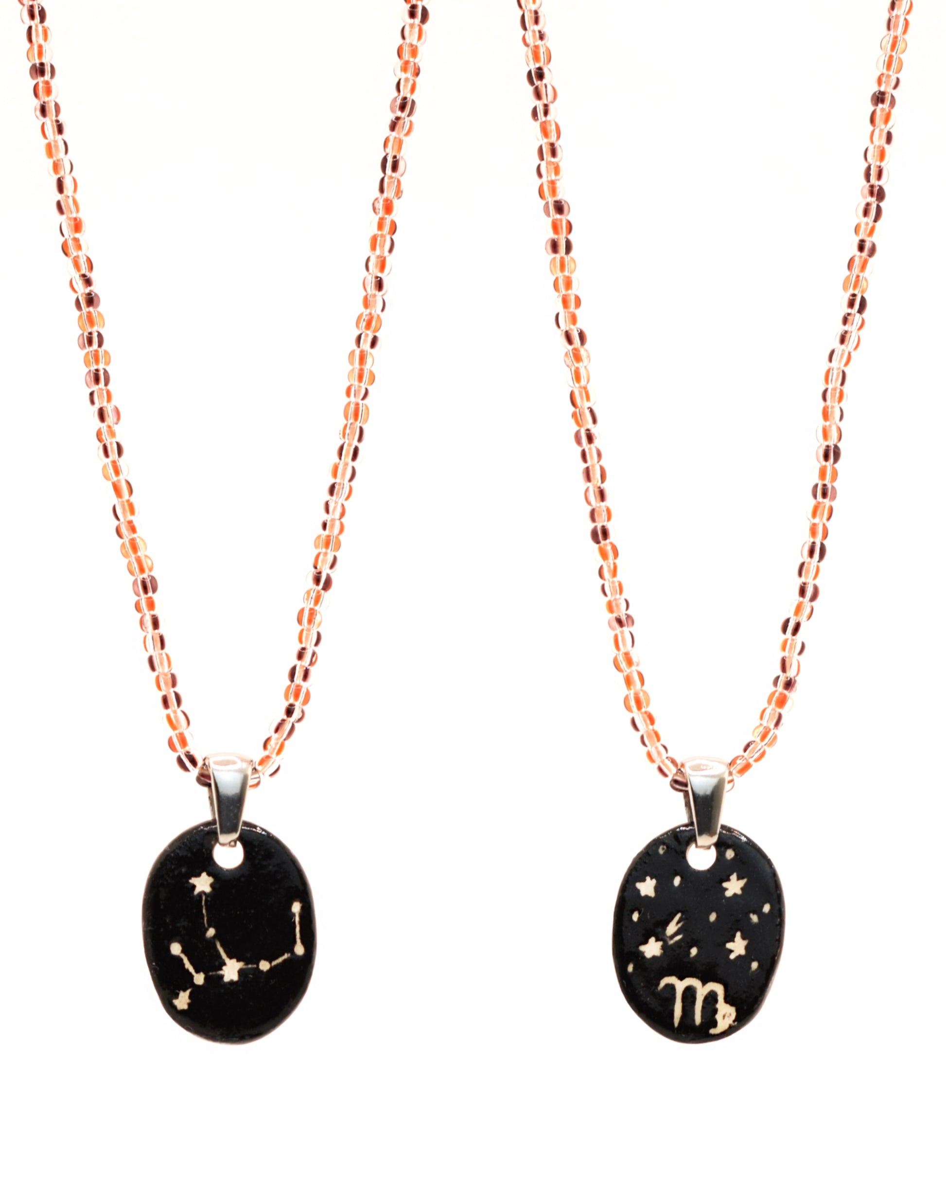 Colar elegante com pendente dupla-face esculpido em cerâmica, retratando a constelação de Virgem, complementado por missangas listradas em tons castanhos para um toque de estilo e charme distintos.