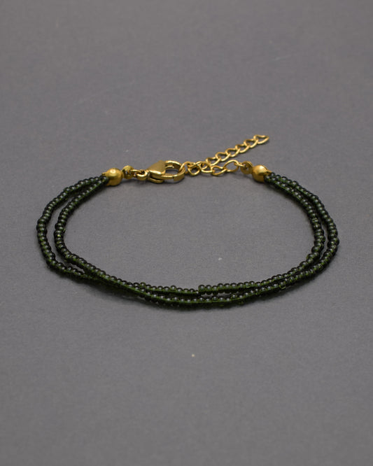Pulseira dupla de missangas verde escuras semitransparentes. Design artesanal e elegante, ideal para um look sofisticado.
