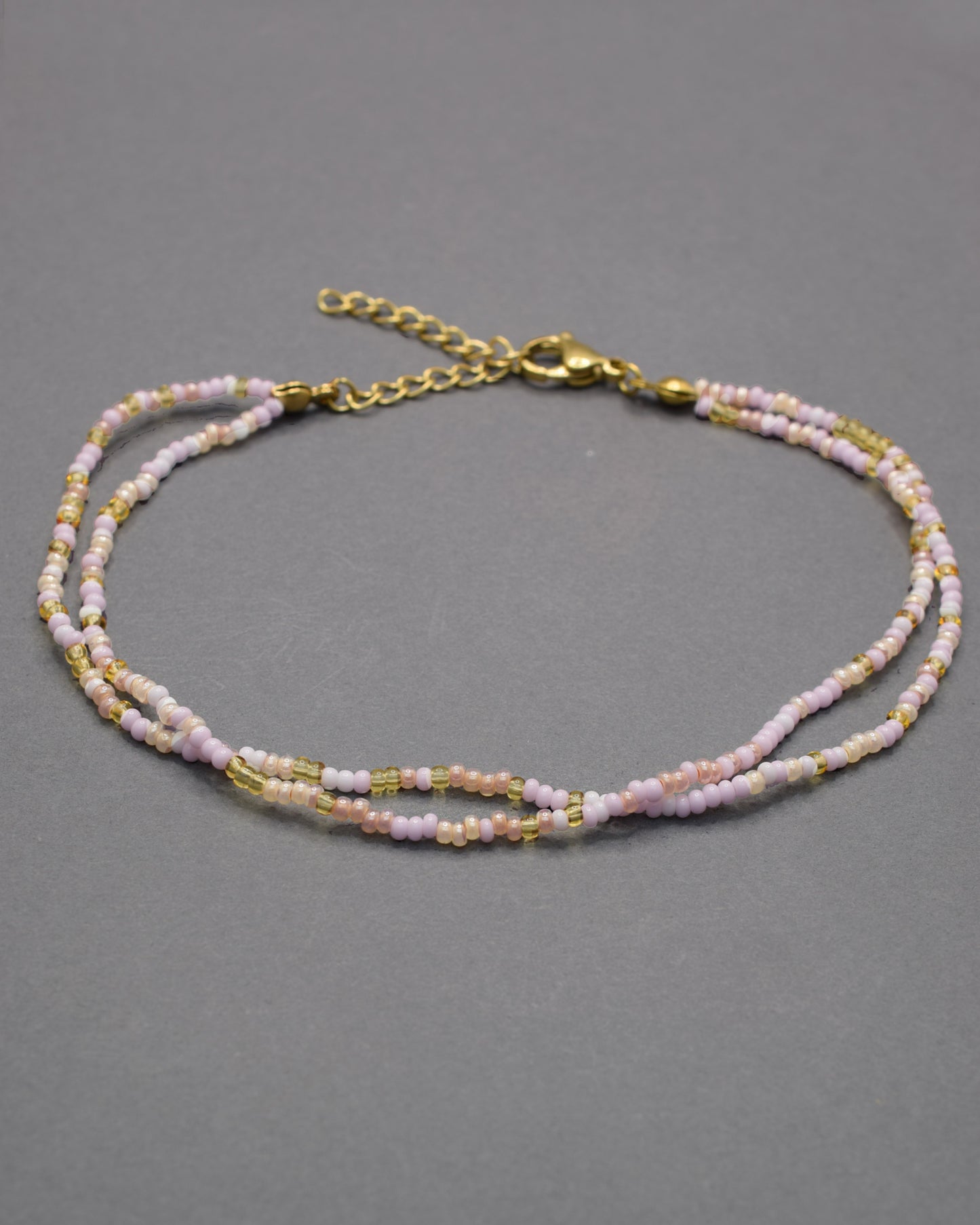 Pulseira dupla de tornozelo em missangas com mix de tons rosa. Delicada e perfeita para um toque suave e encantador.