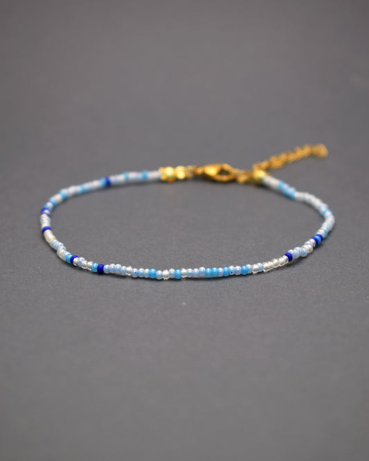 Pulseira de Pé de Missangas Mix Azul Escuro, com design elegante e vibrante. Ideal para adicionar um toque de cor ao seu estilo.