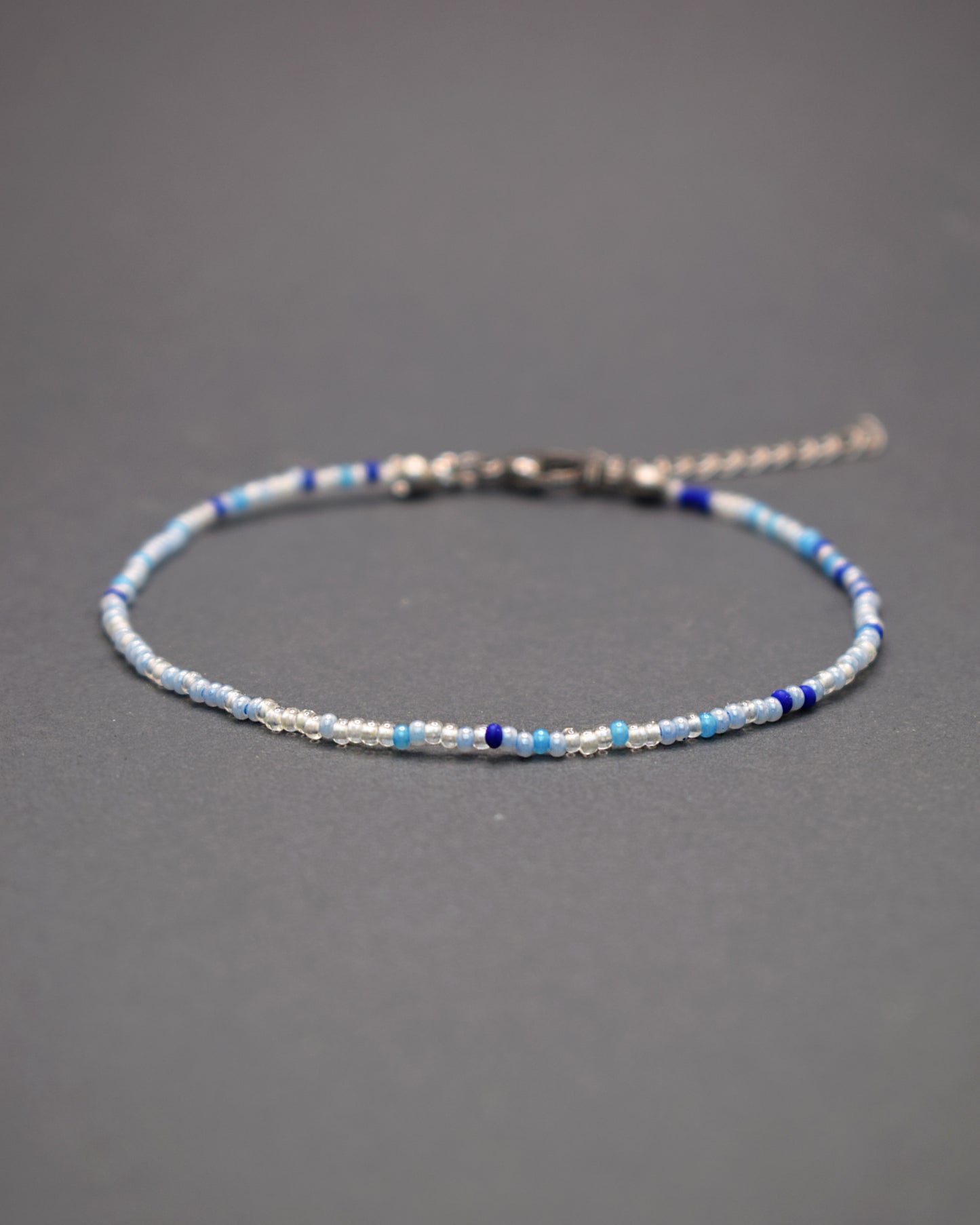 Pulseira de Pé de Missangas Mix Azul Escuro, com design elegante e vibrante. Ideal para adicionar um toque de cor ao seu estilo.