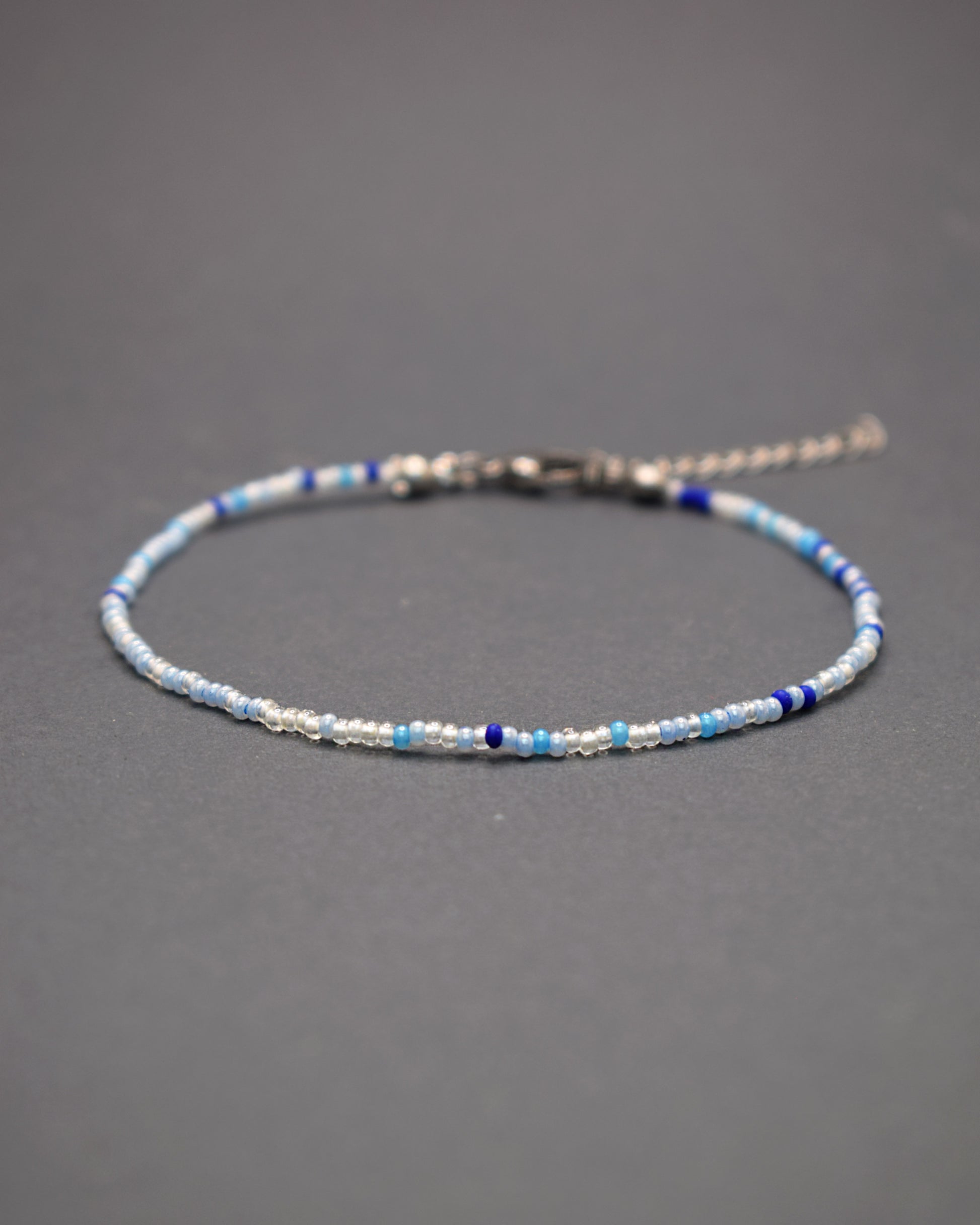 Pulseira de Pé de Missangas Mix Azul Escuro, com design elegante e vibrante. Ideal para adicionar um toque de cor ao seu estilo.