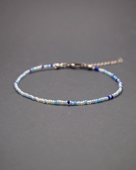 Pulseira de Pé de Missangas Mix Azul Escuro, com design elegante e vibrante. Ideal para adicionar um toque de cor ao seu estilo.