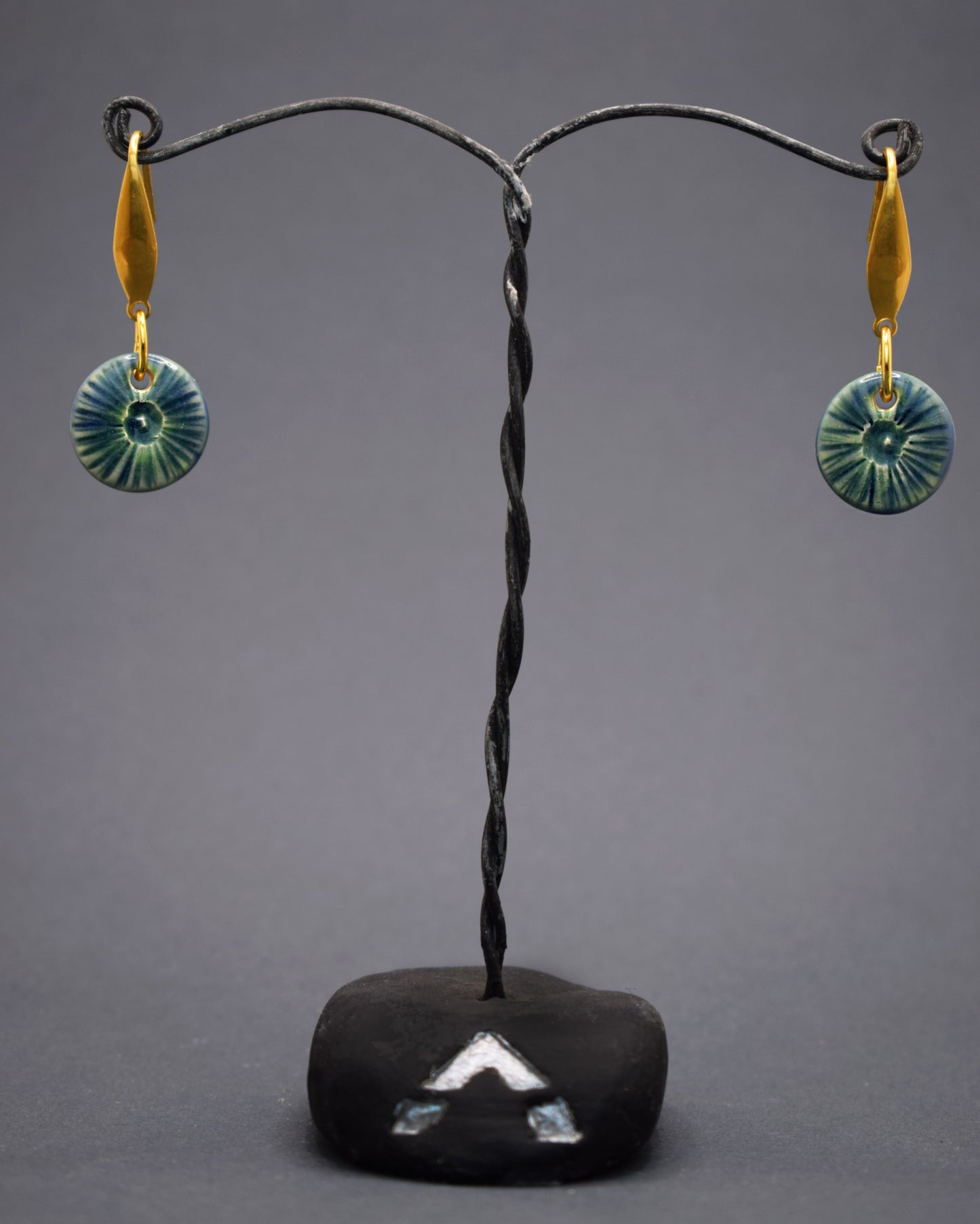 Apaixone-se pelos nossos brincos em aço inoxidável dourado com pendentes de cerâmica, inspirados na flor do mar num deslumbrante verde musgo. Duráveis e cheios de estilo, eles oferecem um toque de natureza e sofisticação ao seu visual.