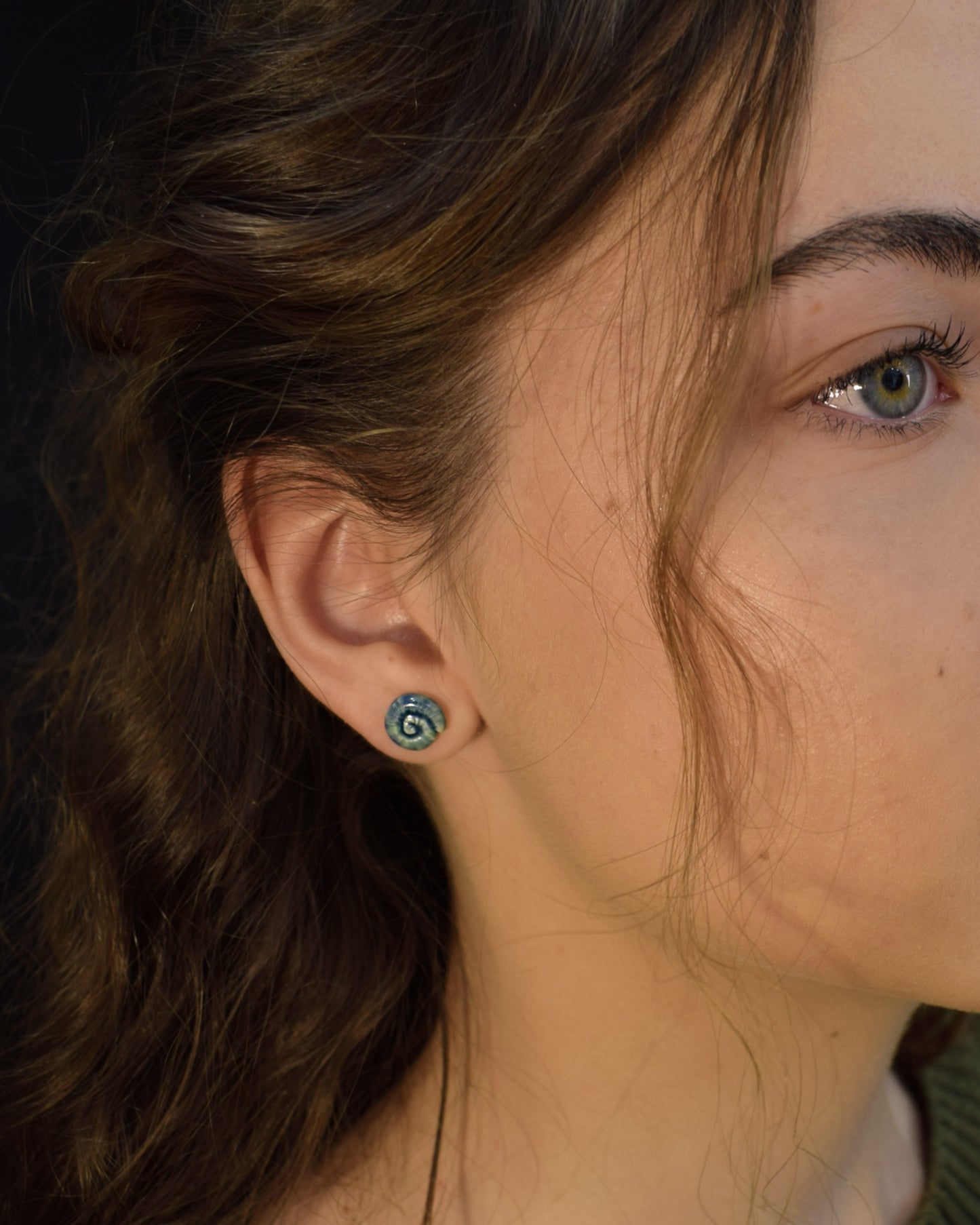 Apresentamos os nossos elegantes brincos em aço inoxidável, que combinam sofisticação e modernidade num design único. Cada brinco é adornado com um pendente de cerâmica em formato de caracol, trabalhado para exibir um deslumbrante tom de verde musgo.