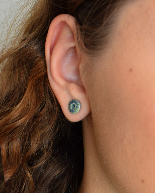 Brincos stud em cerâmica Flor do Mar Verde Musgo. Leves, artesanais e elegantes, ideais para um look natural e sofisticado.