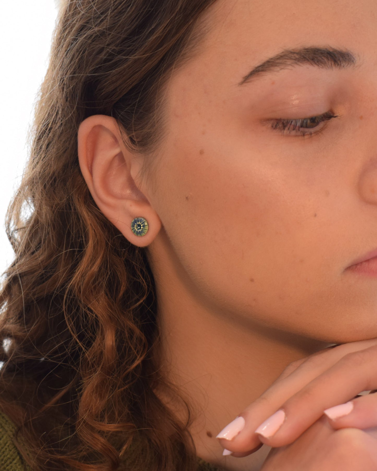 Brincos stud em cerâmica Flor do Mar Verde Musgo. Leves, artesanais e elegantes, ideais para um look natural e sofisticado.