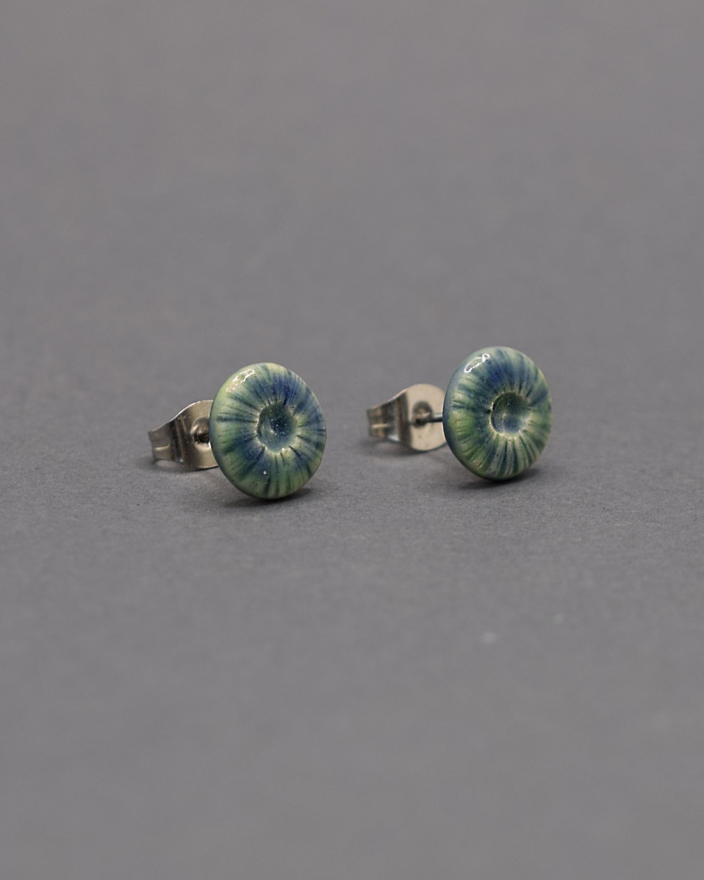 Brincos stud em cerâmica Flor do Mar Verde Musgo. Leves, artesanais e elegantes, ideais para um look natural e sofisticado.
