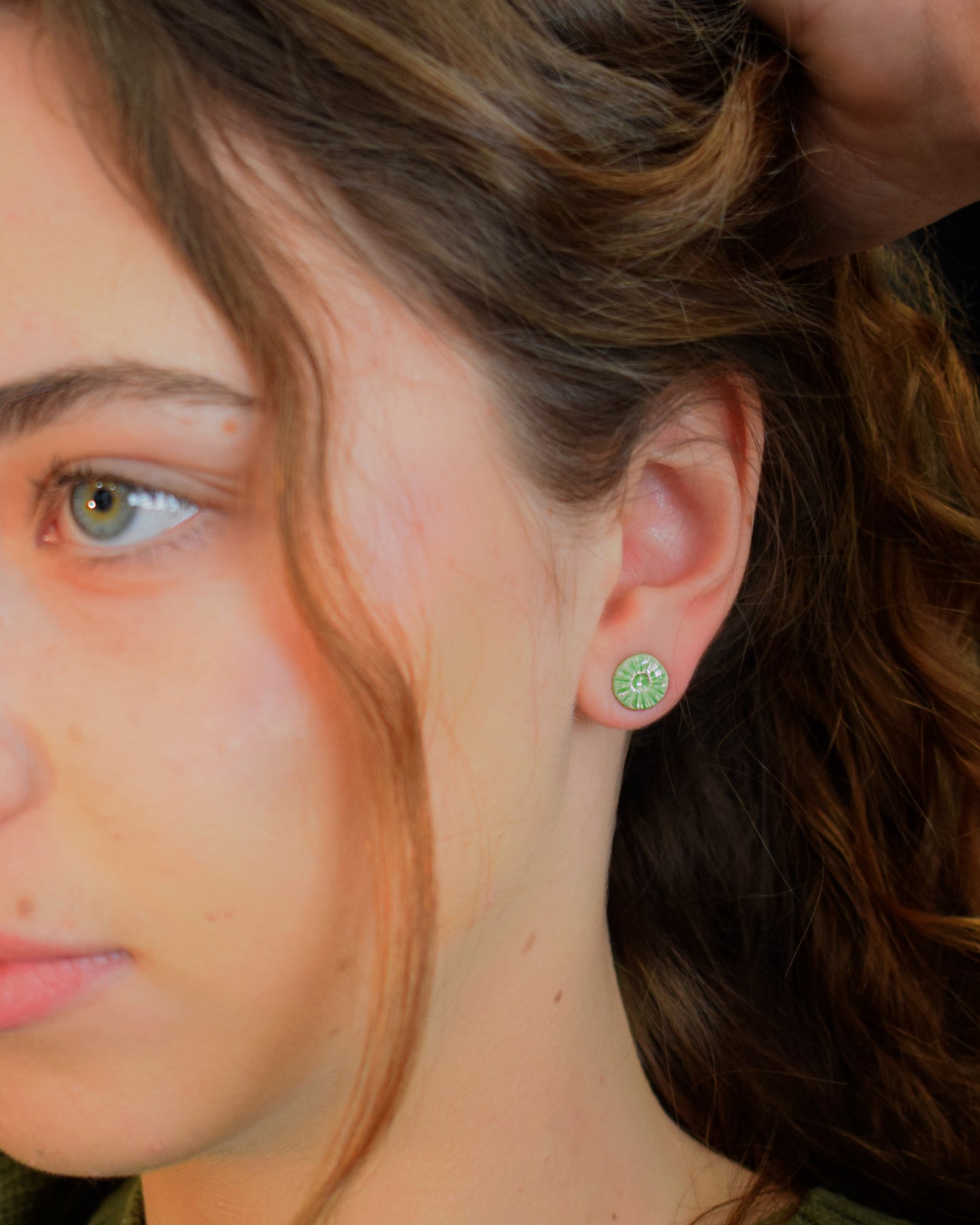 Brincos stud em cerâmica, com design flor do mar em verde claro. Perfeitos para um toque único e moderno no seu look.