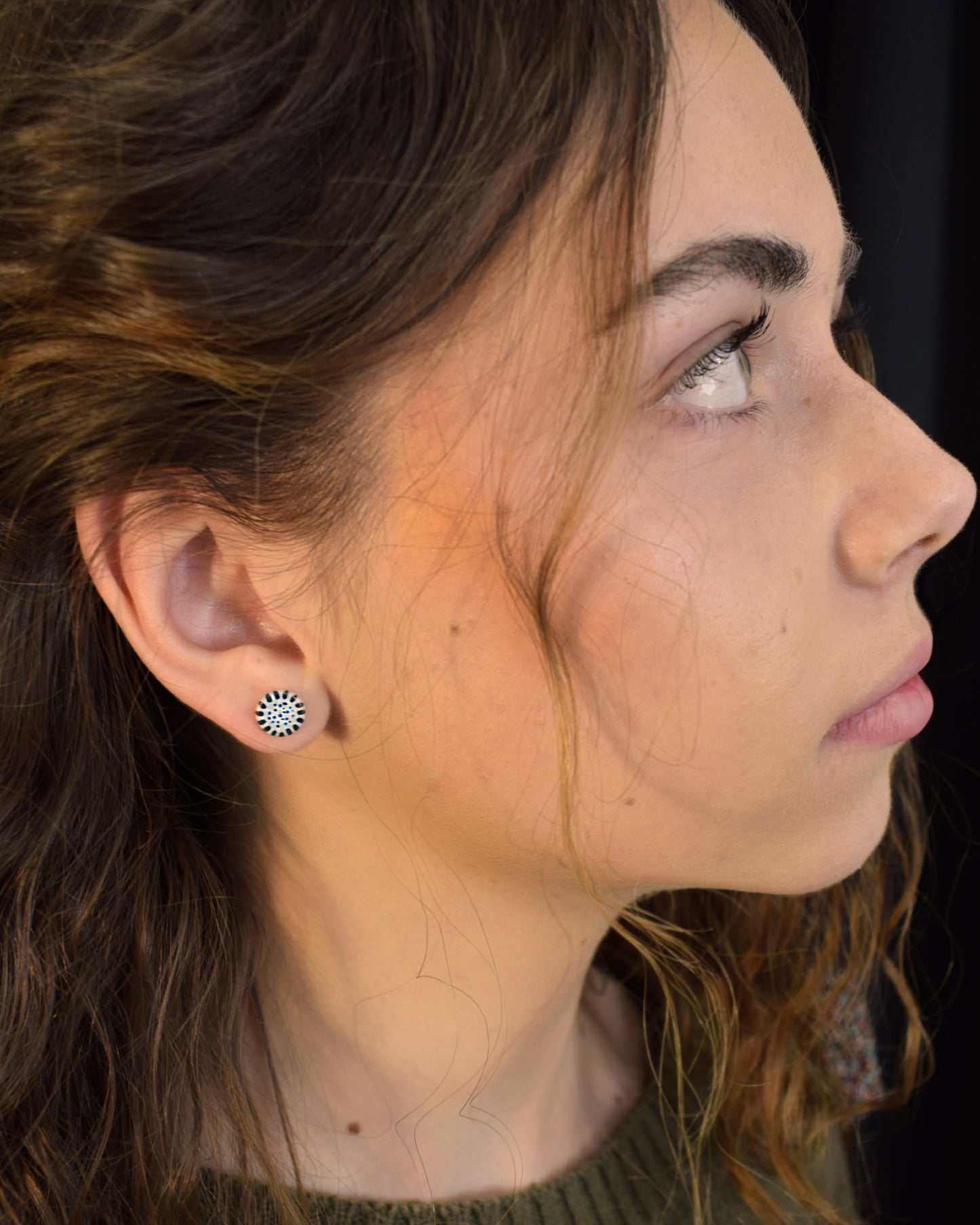 Brincos stud em cerâmica, com design Pétalas de Luz. Um toque único e moderno para iluminar o seu visual com elegância.