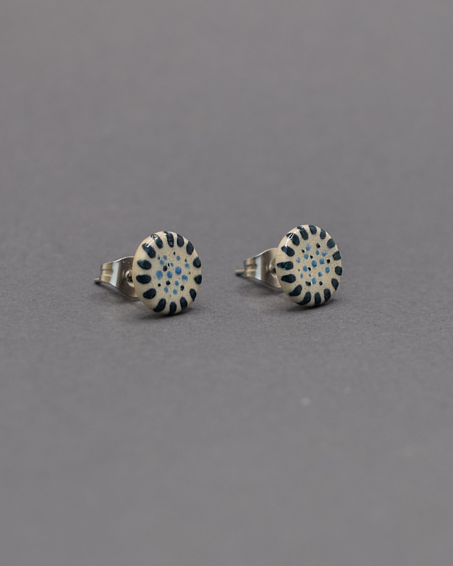 Brincos stud em cerâmica, com design Pétalas de Luz. Um toque único e moderno para iluminar o seu visual com elegância.