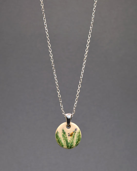 Colar de Aço Inoxidável com Pendente de Cerâmica Alecrim e Abelha: Beleza Duradoura e Elegância Artística em Uma Única Peça. Um Toque Encantador para Elevar Seu Estilo.
