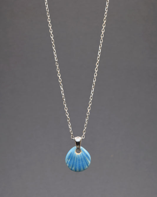 Colar em aço inoxidável com pendente de concha em cerâmica azul clara. Delicado e elegante, ideal para adicionar um toque único e sereno ao seu visual.