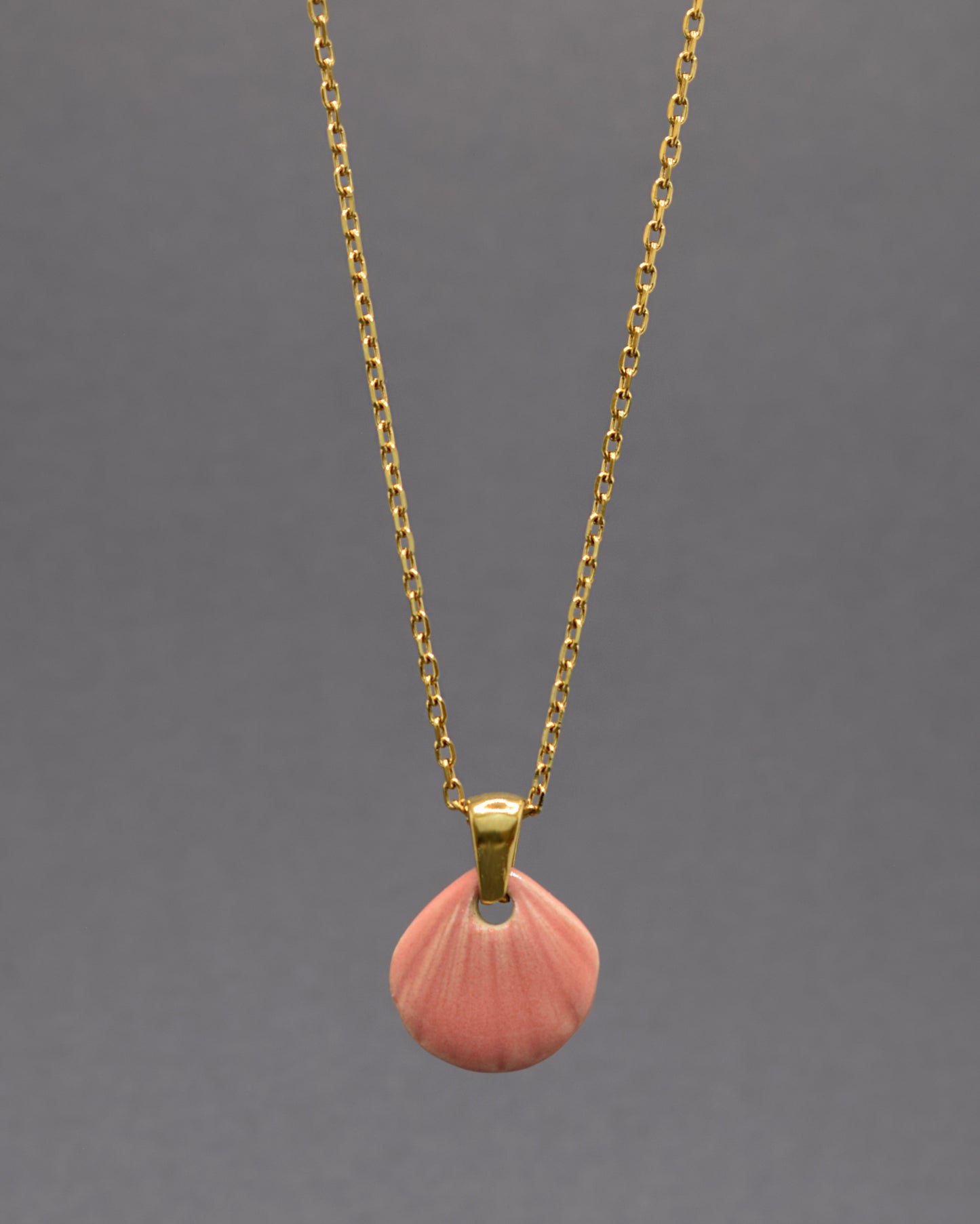 Colar Concha Rosa em cerâmica com delicadeza artesanal, charme natural e inspiração no mar para um toque elegante em qualquer look.