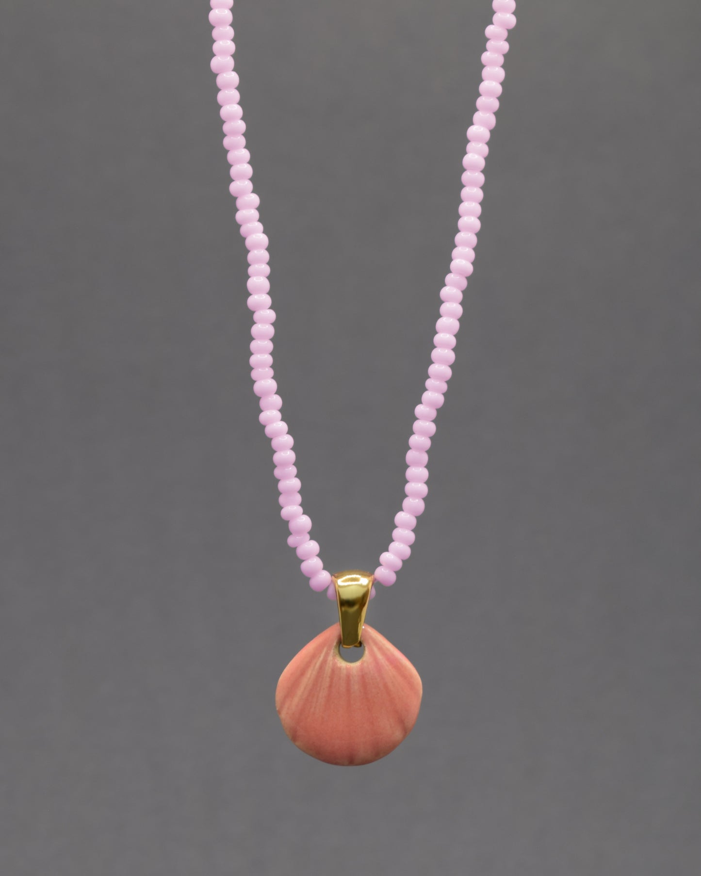 Colar Concha Rosa em cerâmica com delicadeza artesanal, charme natural e inspiração no mar para um toque elegante em qualquer look.