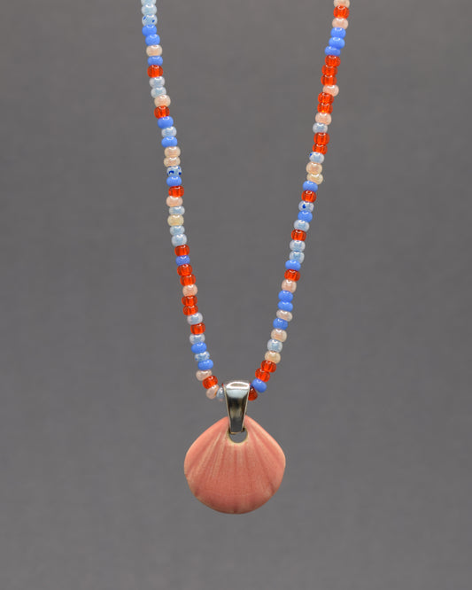 Colar Concha Rosa em cerâmica com delicadeza artesanal, charme natural e inspiração no mar para um toque elegante em qualquer look.