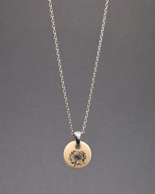 Este exclusivo colar em aço inoxidável, com um pendente de cerâmica feito à mão, destaca-se pela elegância do desenho das plumas de dente de leão, evocando a leveza e a beleza da natureza. Perfeito para quem aprecia detalhes delicados e significativos, este acessório é uma ode à simplicidade e ao encanto natural, prometendo agregar um toque especial a qualquer visual.