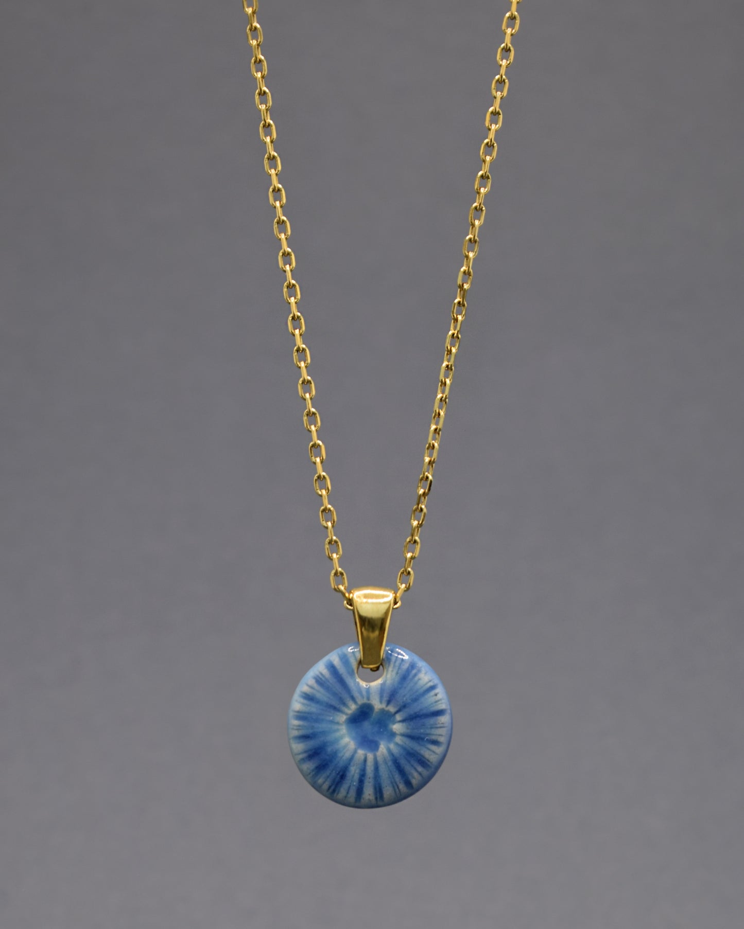 Colar Flor do Mar Azul com pendente em cerâmica artesanal. Design delicado e encantador, inspirado no oceano.