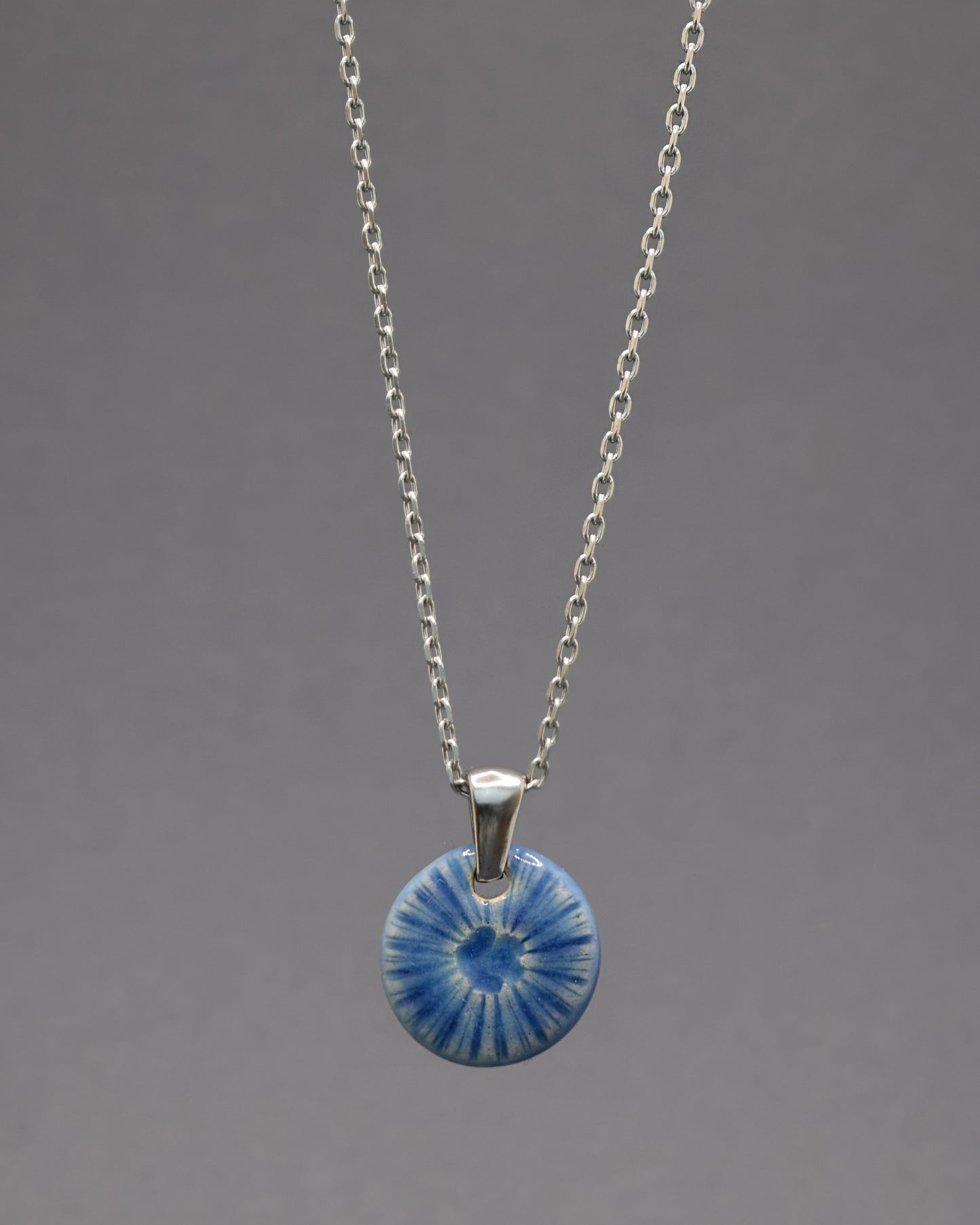Colar Flor do Mar Azul com pendente em cerâmica artesanal. Design delicado e encantador, inspirado no oceano.