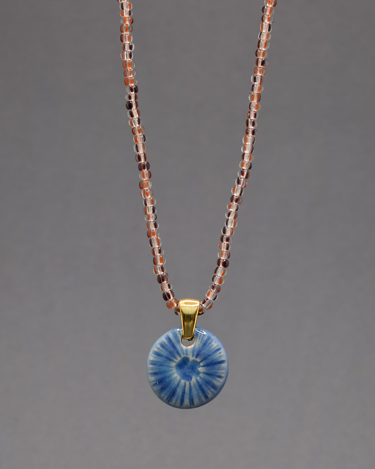 Colar Flor do Mar Azul com pendente em cerâmica artesanal. Design delicado e encantador, inspirado no oceano.