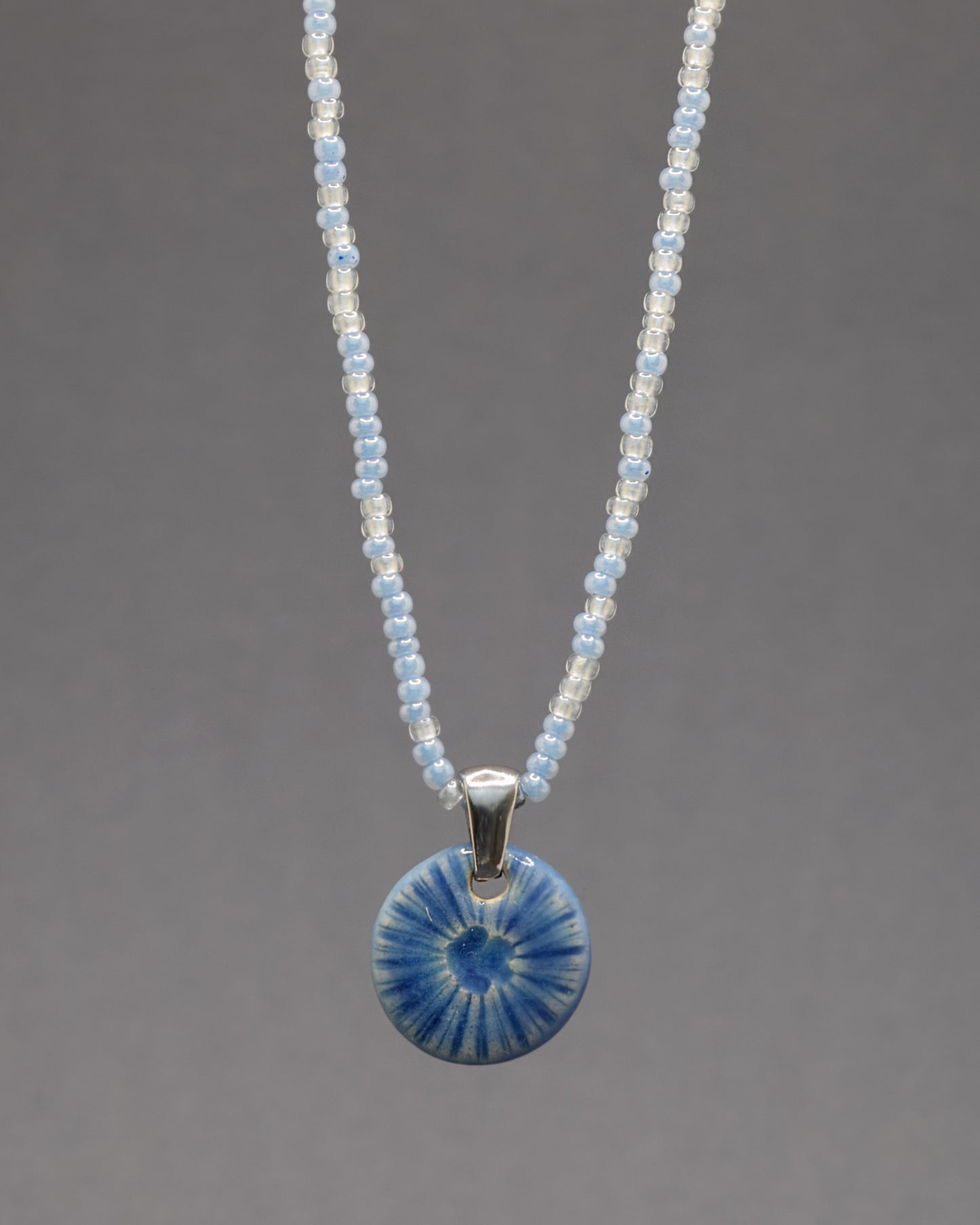 Colar Flor do Mar Azul com pendente em cerâmica artesanal. Design delicado e encantador, inspirado no oceano.