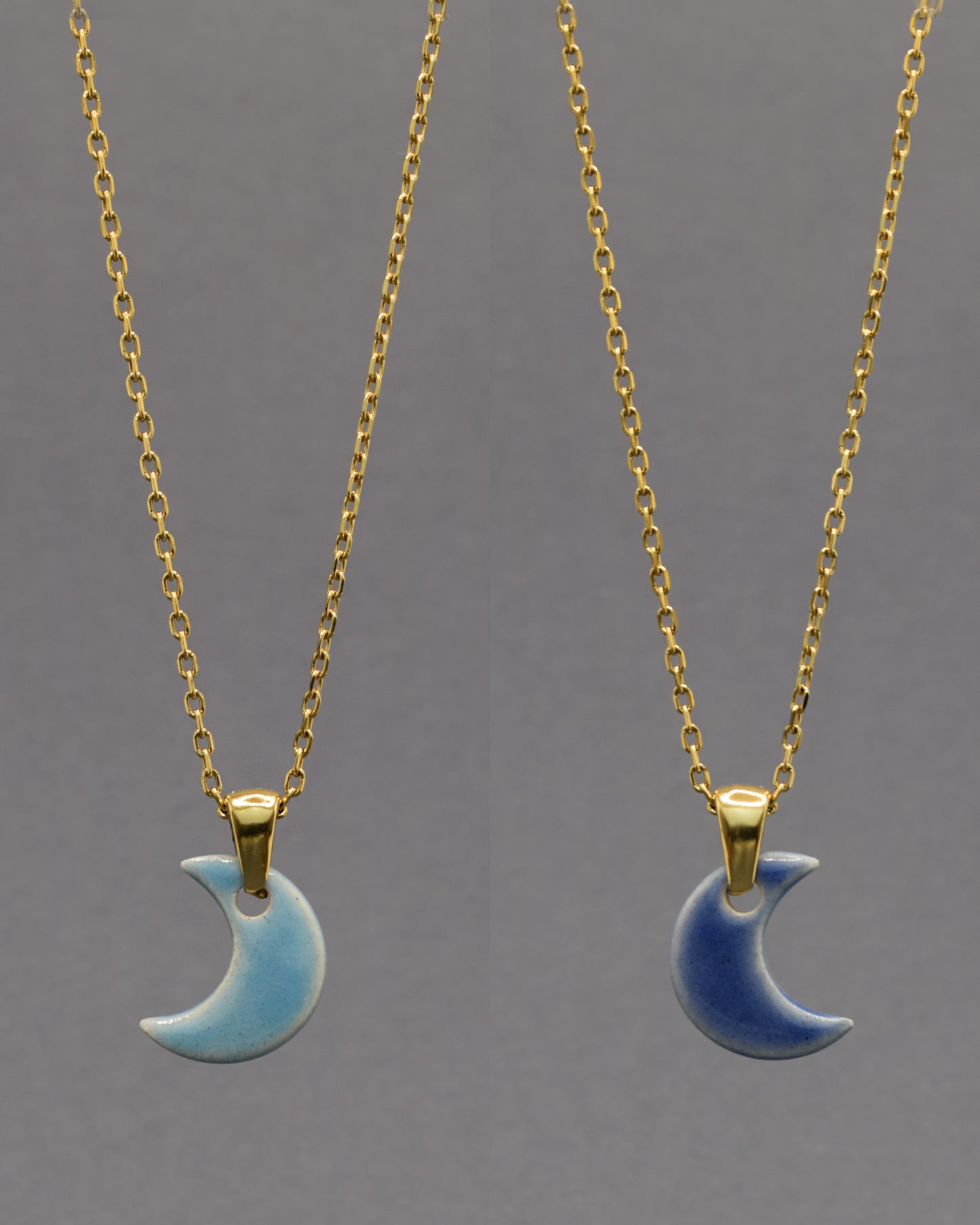 Colar artesanal dupla-face com lua em cerâmica azul. Design versátil e encantador, inspirado na beleza mística do céu noturno.