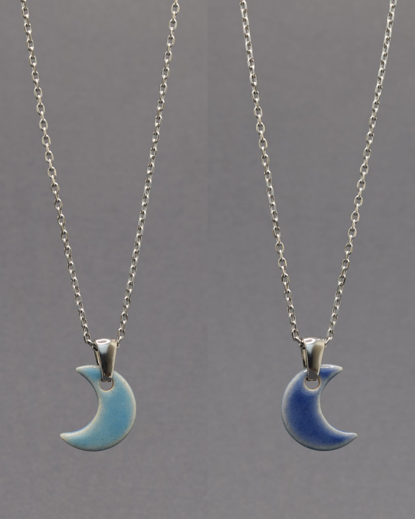 Colar artesanal dupla-face com lua em cerâmica azul. Design versátil e encantador, inspirado na beleza mística do céu noturno.