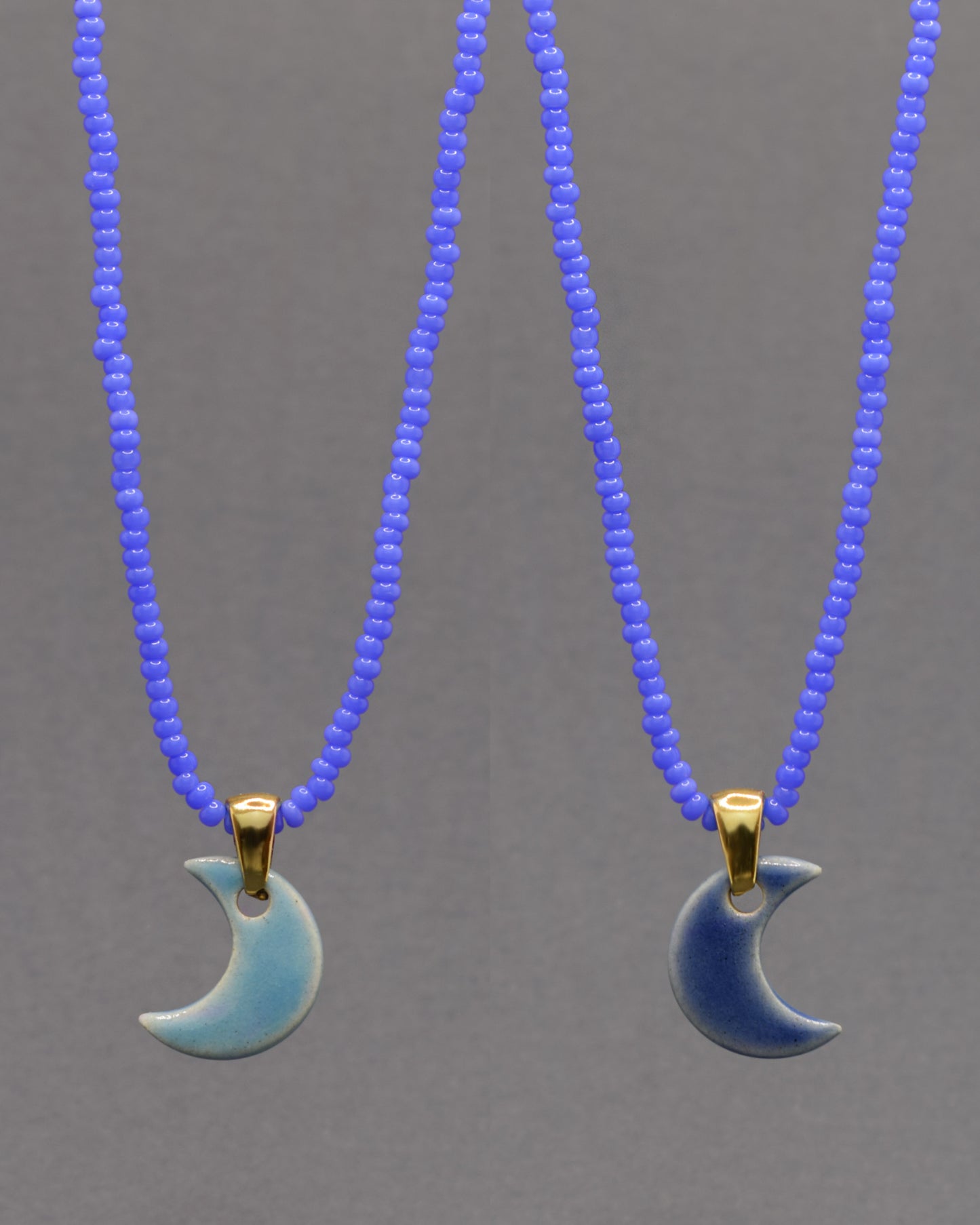Colar artesanal dupla-face com lua em cerâmica azul. Design versátil e encantador, inspirado na beleza mística do céu noturno.