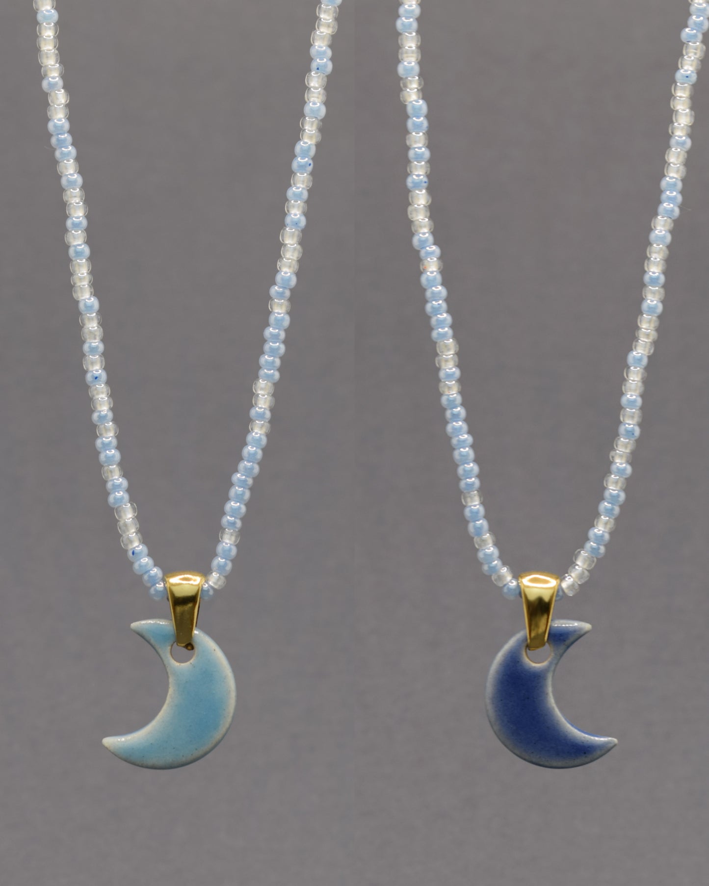 Colar artesanal dupla-face com lua em cerâmica azul. Design versátil e encantador, inspirado na beleza mística do céu noturno.