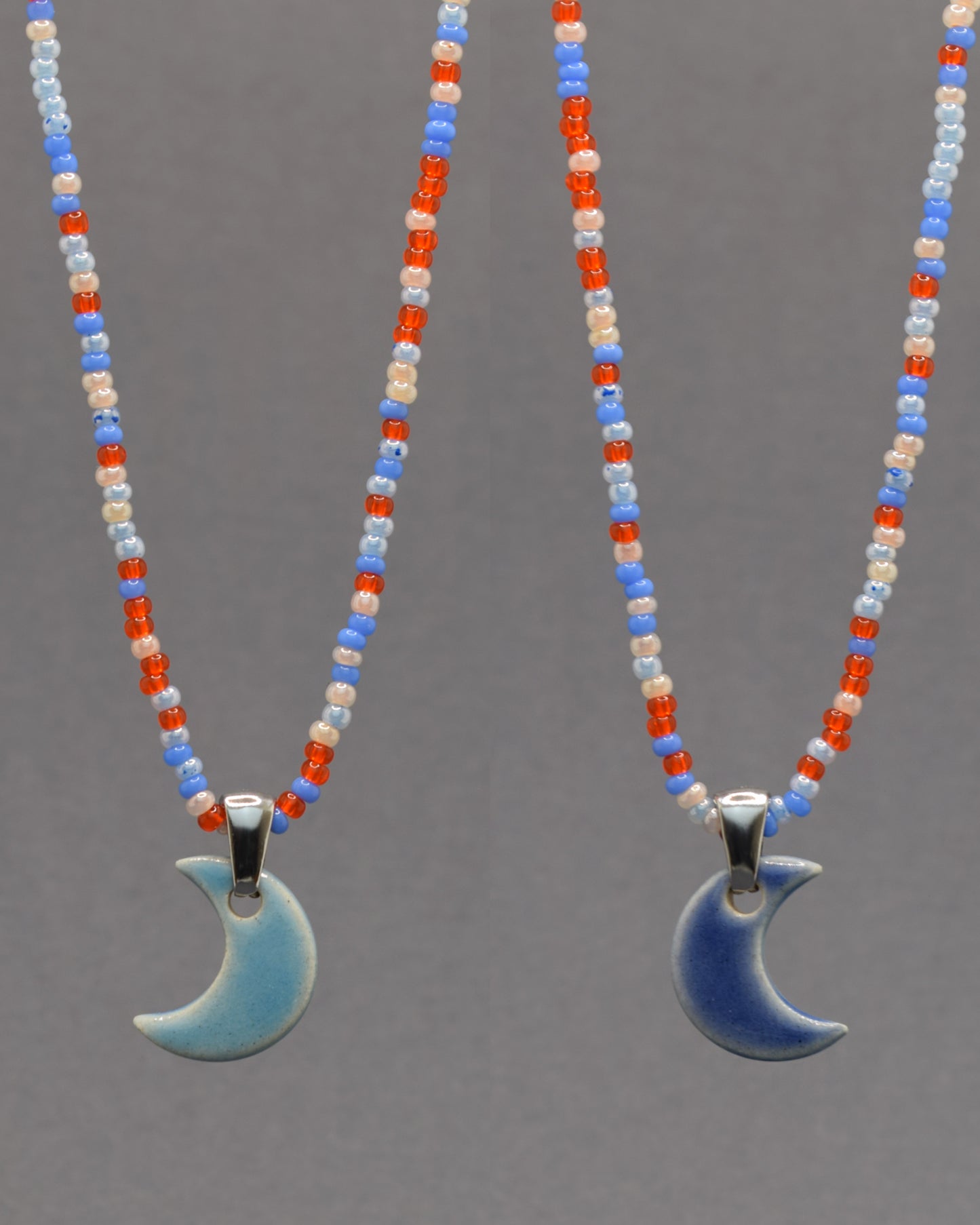 Colar artesanal dupla-face com lua em cerâmica azul. Design versátil e encantador, inspirado na beleza mística do céu noturno.