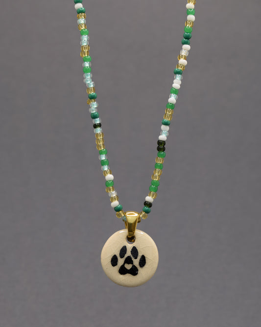 Colar com pendente de pata de cão em cerâmica, feito à mão, simboliza amor pelos animais com um toque delicado e cheio de significado.