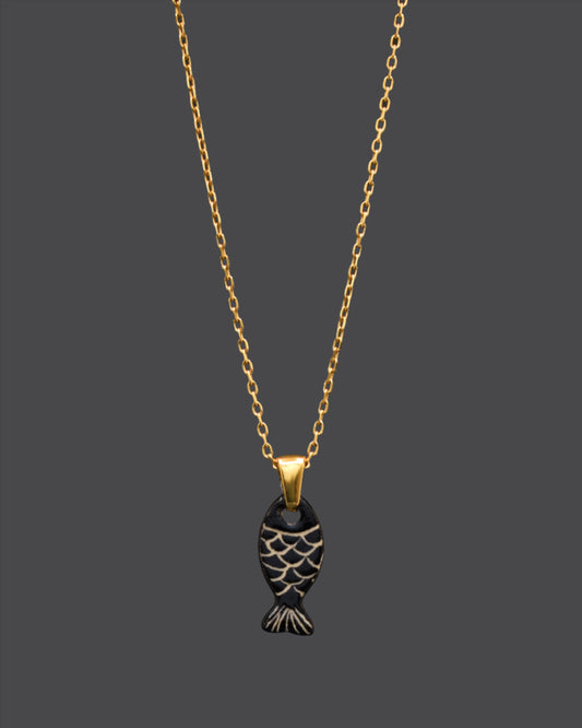 Pendente de cerâmica pintado à mão, adornando com sofisticação o nosso colar em aço inoxidável dourado. Uma fusão de luxo e arte, esta peça única acrescenta um toque radiante e elegante ao seu estilo diário.