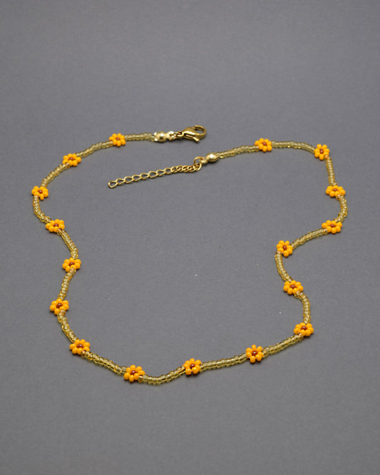 Colar de Missangas Douradas com Flores Laranjas