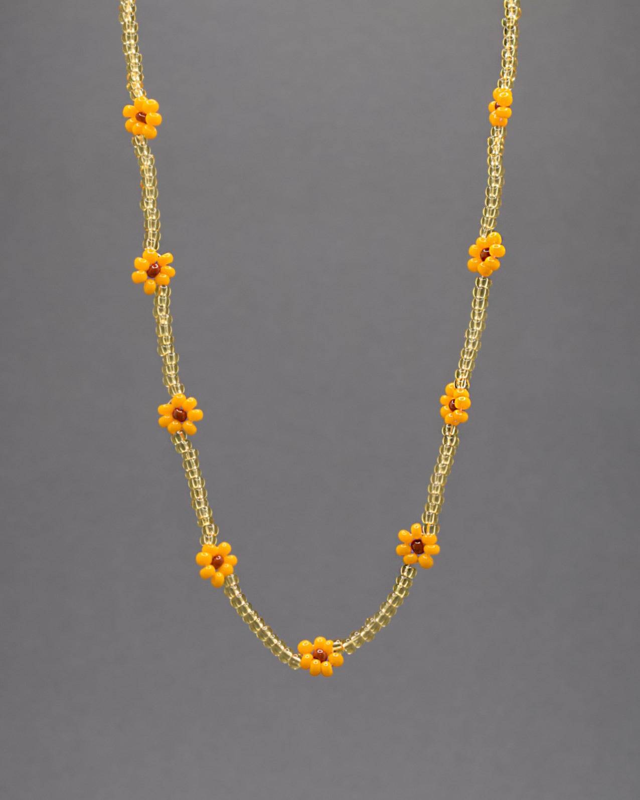 Colar de Missangas Douradas com Flores Laranjas