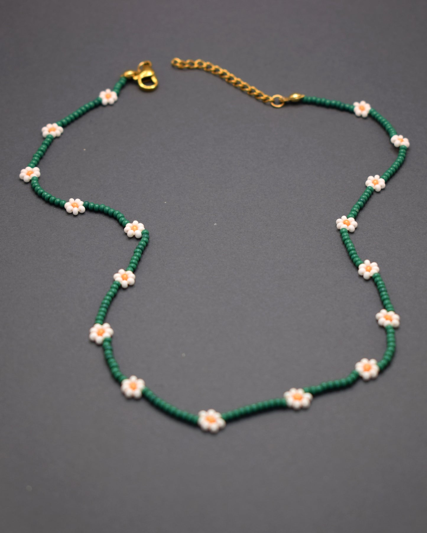 Colar de missangas verdes com flores brancas - TALAI Shop