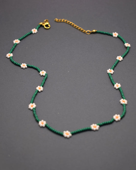 Colar de missangas verdes com flores brancas - TALAI Shop
