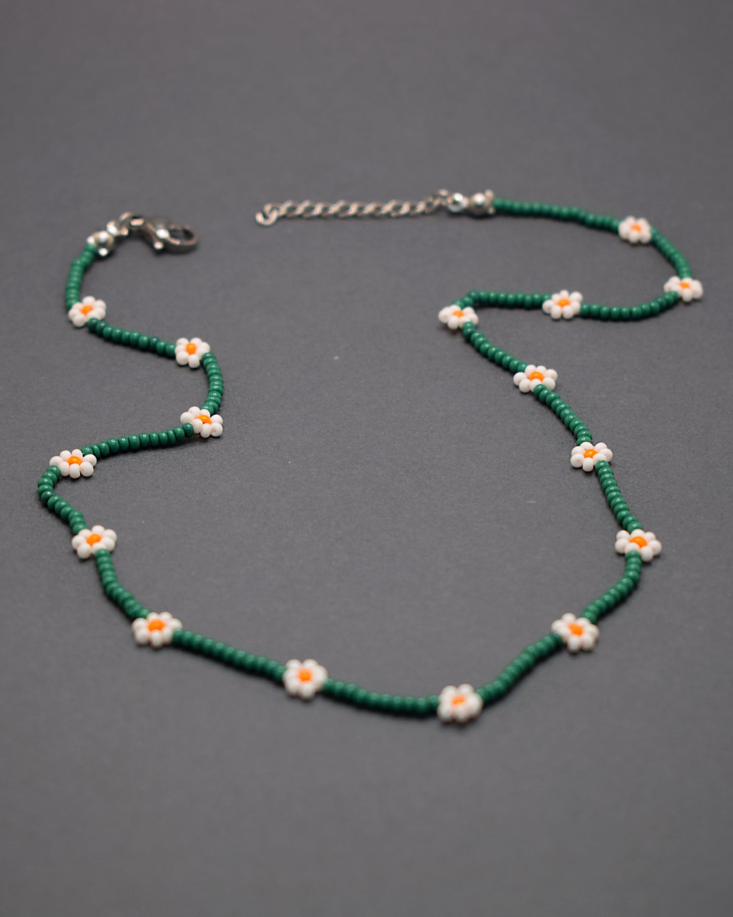 Colar de missangas verdes com flores brancas - TALAI Shop